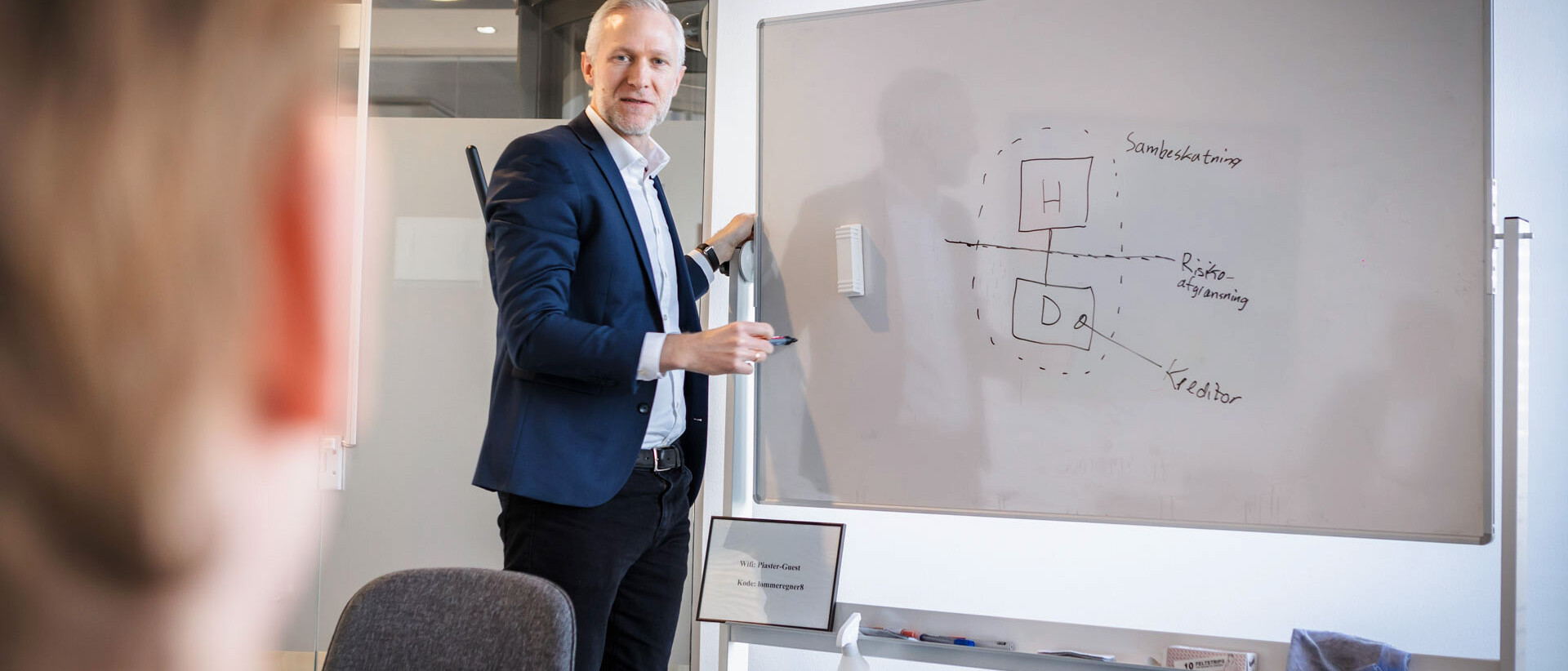 En ansat hos Piaster Revisorerne